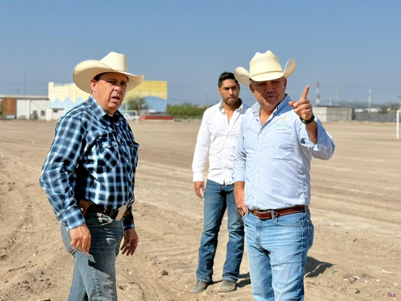 INTENSIFICA CHANO DÍAZ BACHEO Y LIMPIEZA EN LA GOBERNADORES