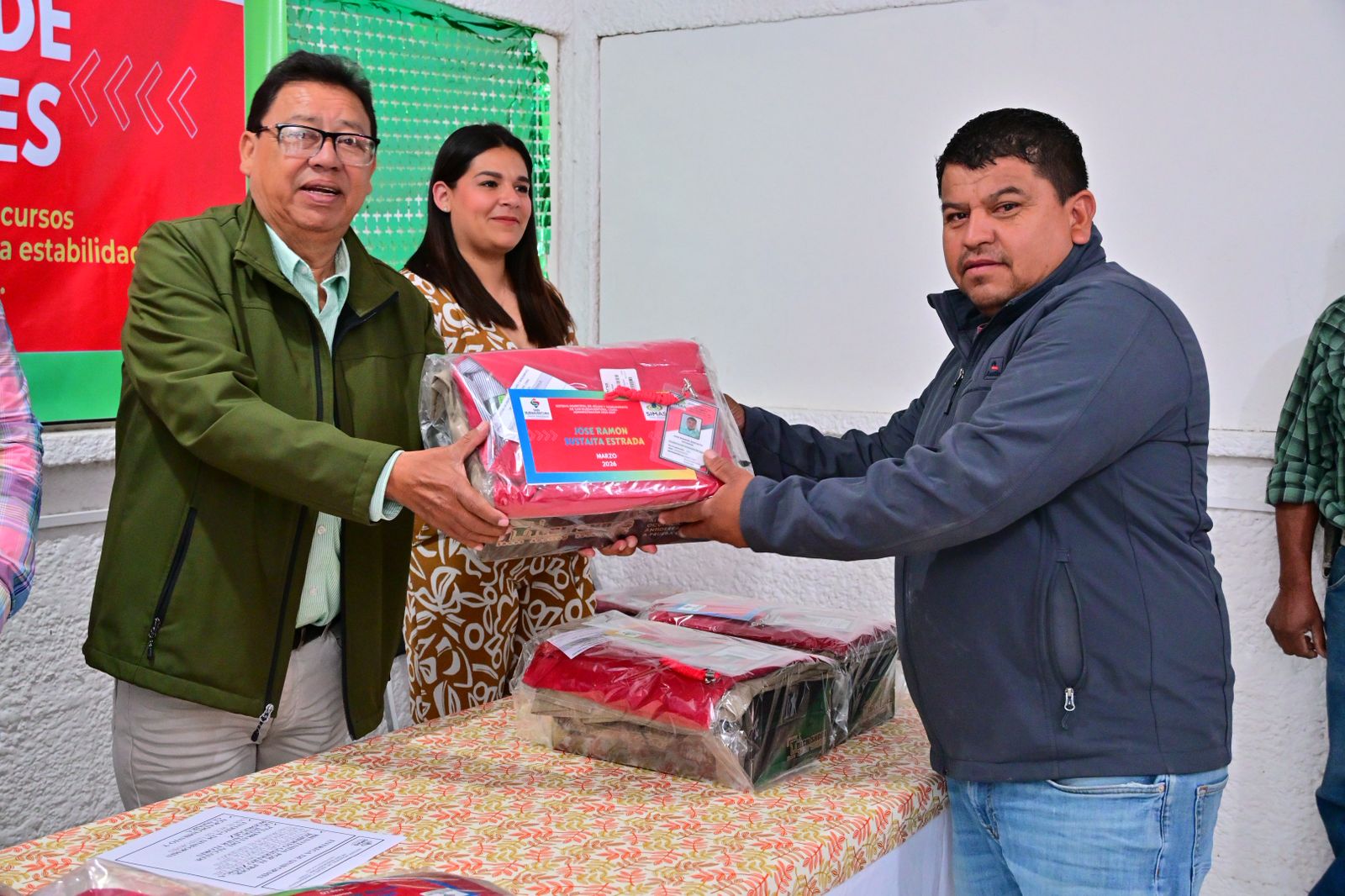JAVIER FLORES ENTREGA UNIFORMES A PERSONAL DE SIMAS EN SAN BUENA