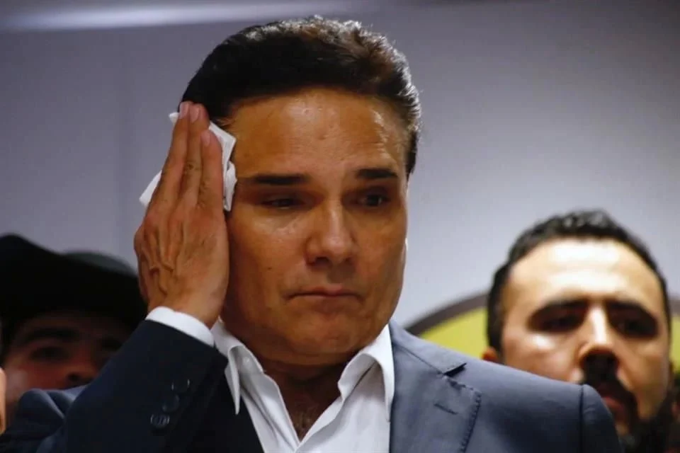 Ordenan capturar a Silvano Aureoles