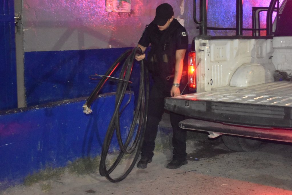 Detienen 2 personas por robo de cable telefónico
