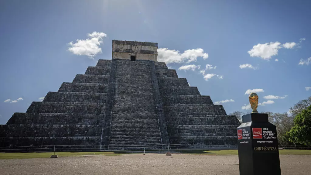Llega trofeo de la Copa Mundial a Chichén Itzá