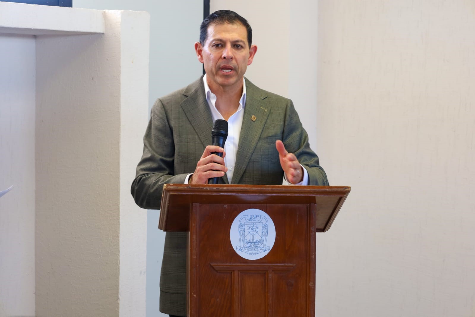 Asume nuevo director de Escuela de Administración