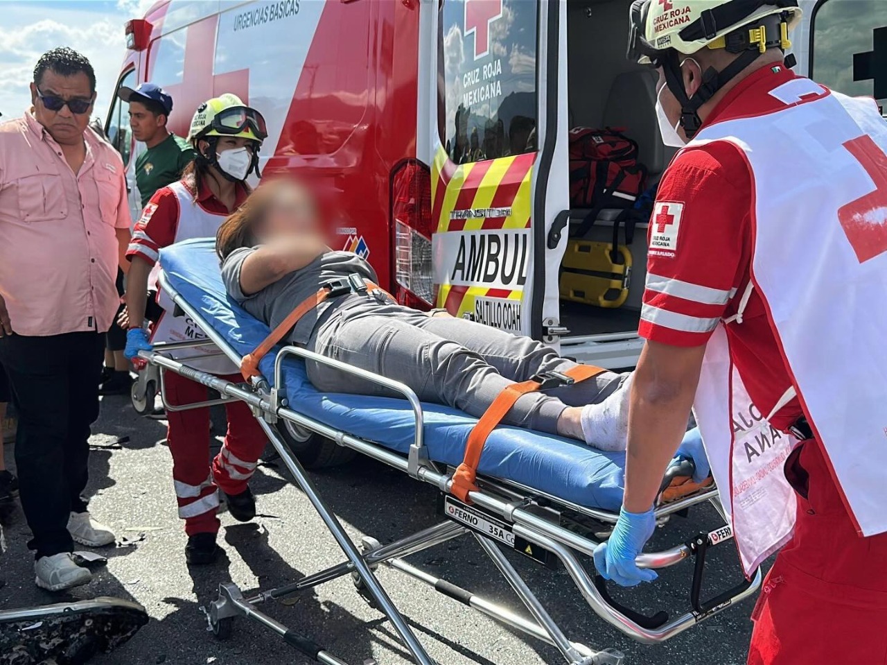 Vuela sobre el camellón y le cae encima a otro auto
