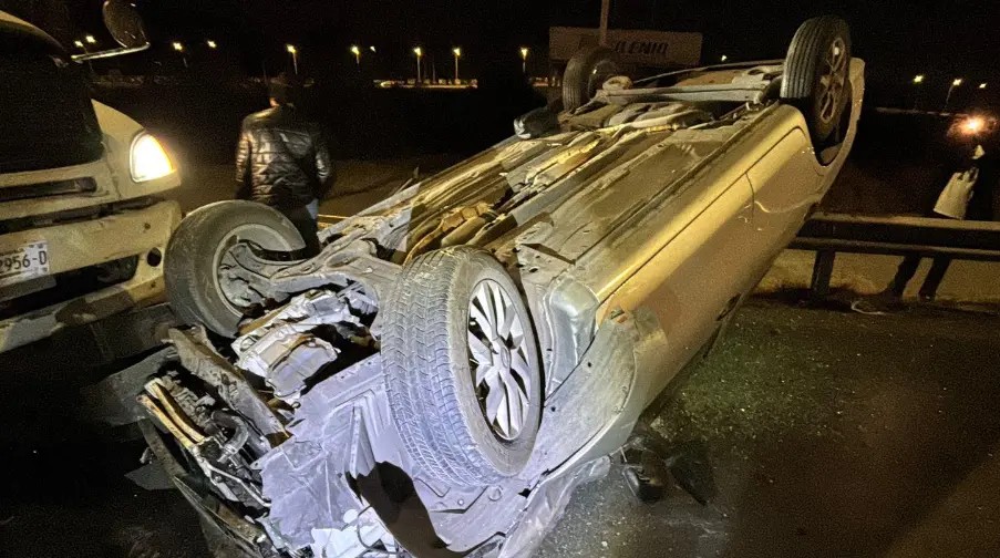 Vuelca acelerado al intentar rebasar tráiler