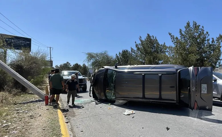 Se voltean madre e hija y resultan ilesas