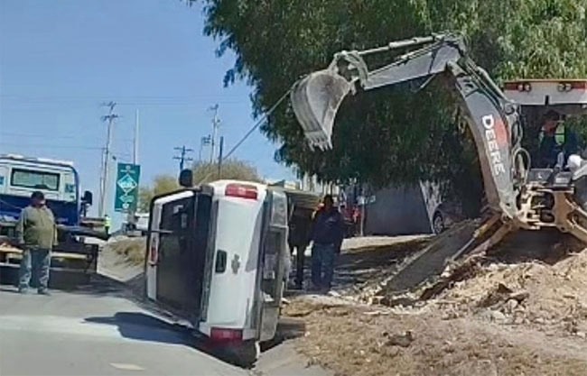 Vuelca sexagenario su camioneta; resultó ileso