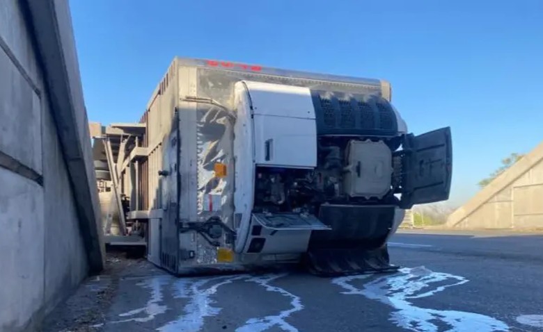 Volcadura y carambola bloquean la Saltillo-Mty