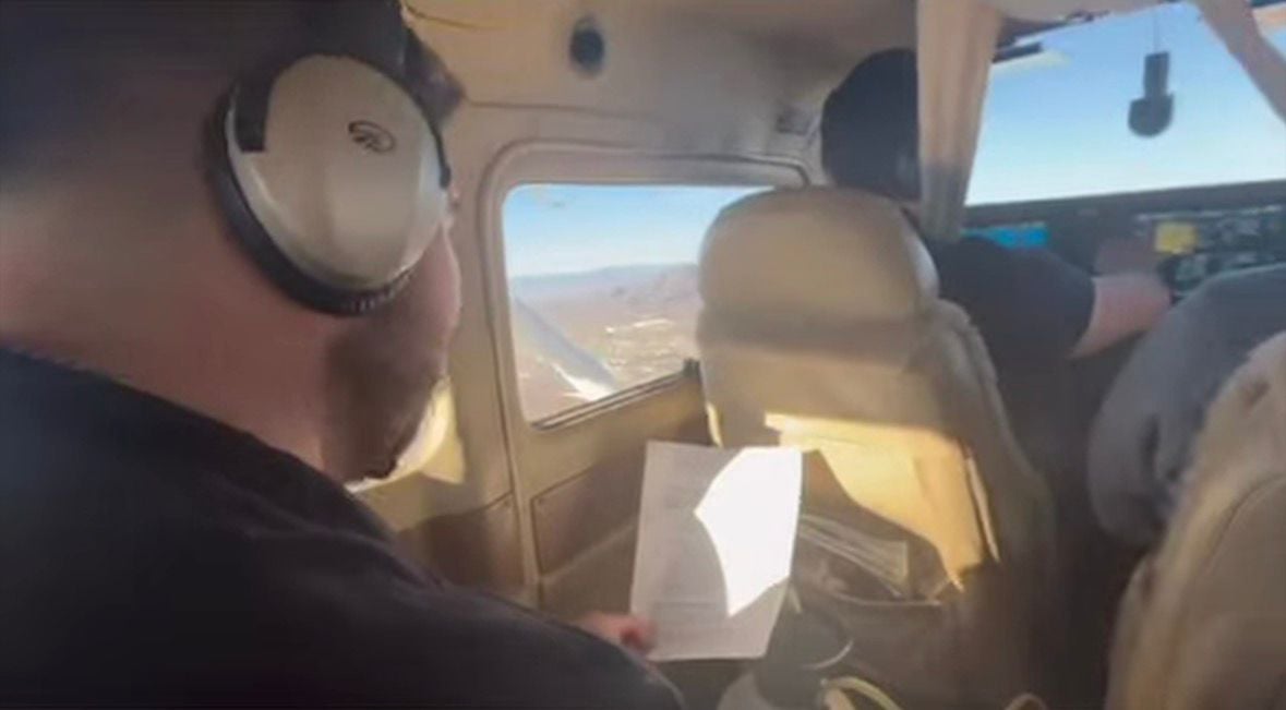 “AHMSA se levantará”; ora Pastor en avioneta