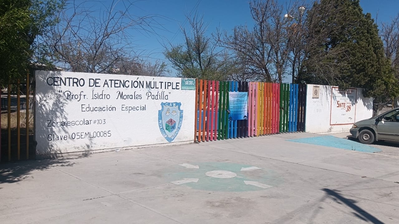 «¡Las aulas no se tocan!» Padres toman escuela especial