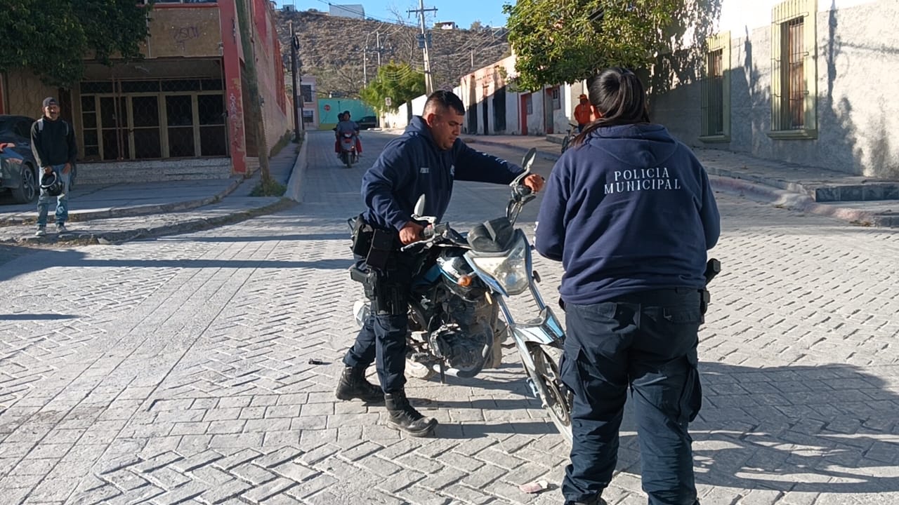 ¡LOS EMBISTEN Y HUYE! AUTO ARROLLA A MOTOCICLISTAS EN PLENO CENTRO DE PARRAS
