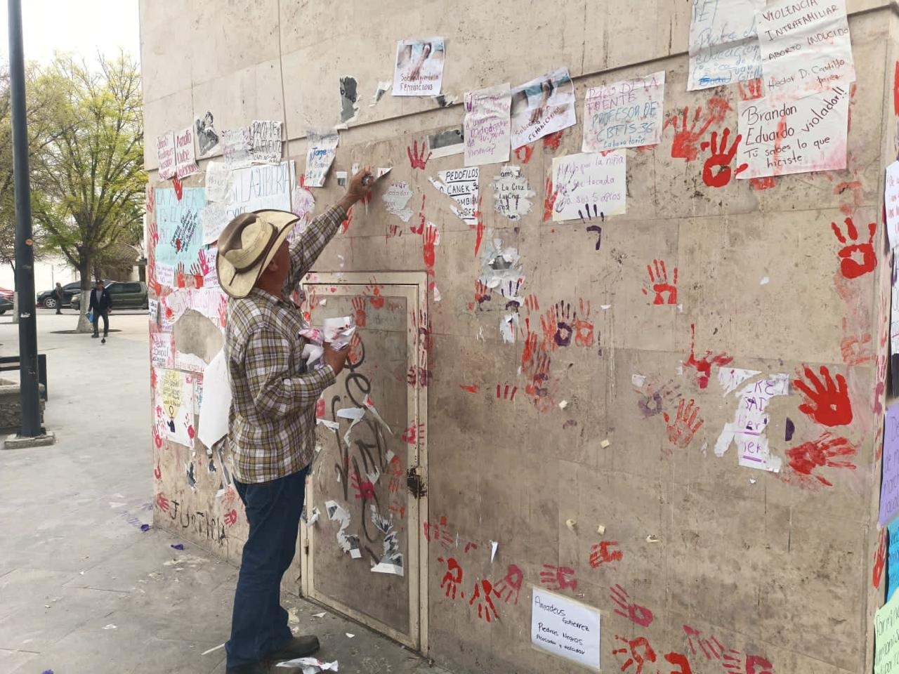 Limpian trabajadores pintas en Plaza Principal
