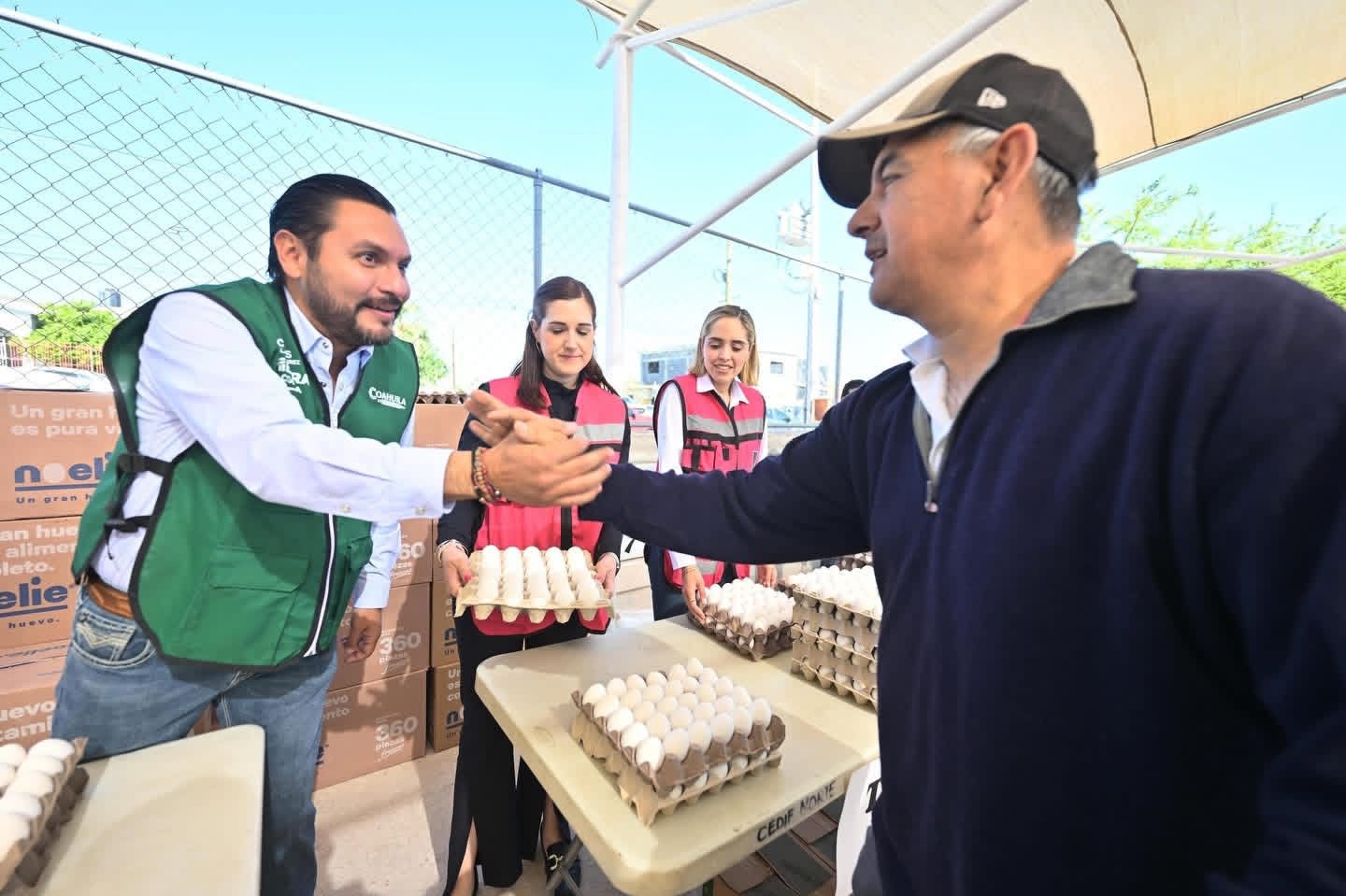 Carlos Villarreal lleva “Canasta Básica para Todos” a familias