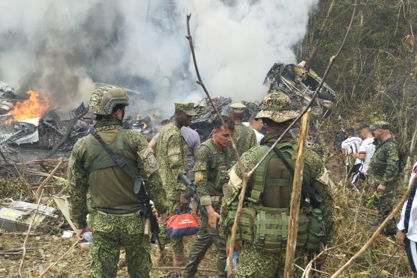 Suman ocho muert0s por desplome de avión militar en Colombia