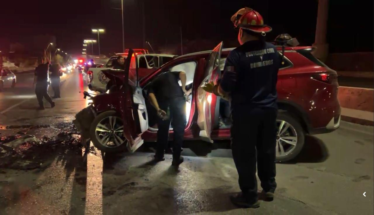Choca contra arbotante; queda prensado en SUV