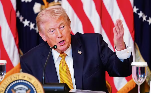 Trump dice que Irán le entregó un «gran regalo» relacionado con el petróleo y el gas; afirma que hay negociaciones «en este momento»