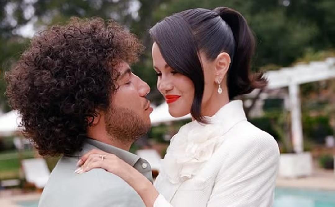 Selena Gomez besa el pie sucio de su esposo Benny Blanco y desata polémica en redes