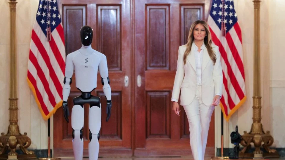 Melania Trump llega acompañada de un robot humanoide a cumbre internacional sobre educación y tecnología