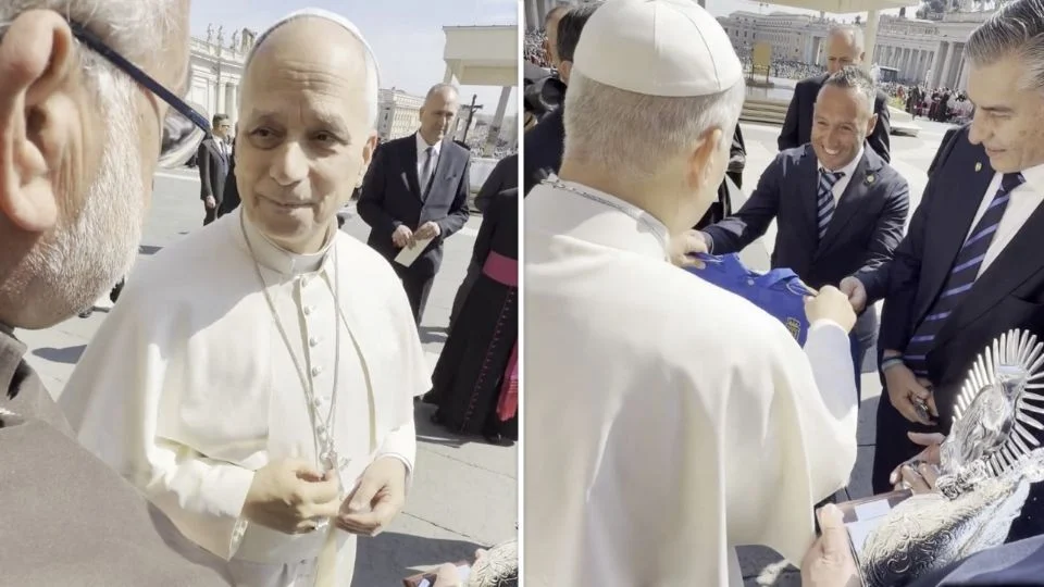 Delegación del Real Oviedo regala camisetas del club al papa León XIV en visita al Vaticano para celebrar el centenario del equipo de Grupo Pachuca