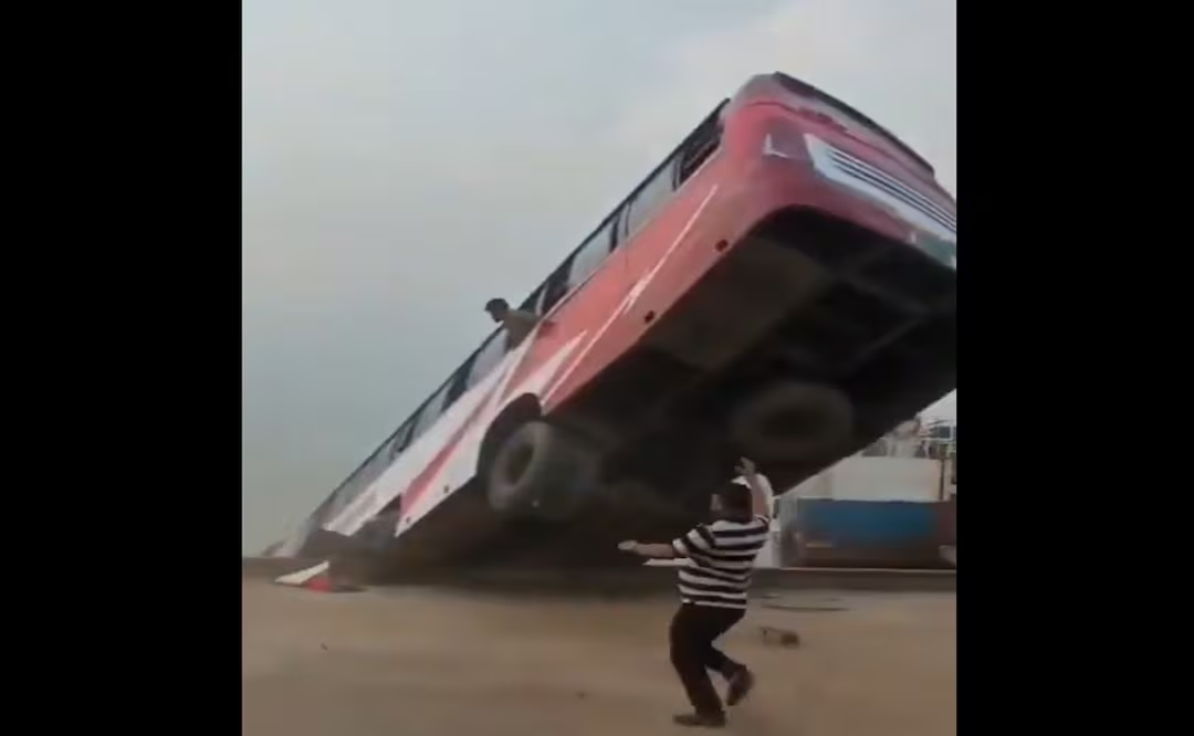 Autobús de pasajeros se hunde en río de Bangladesh; reportan al menos 26 mu3rtos
