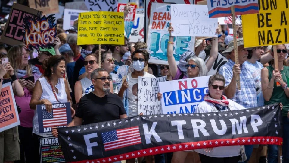 Rechazo a regímenes de Cuba y Venezuela se hará presente en las protestas de «No Kings»