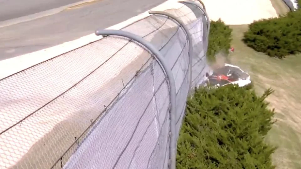 ¡Sale ileso! El piloto Scott McLaughlin estrella su auto y atraviesa la valla en prácticas de IndyCar