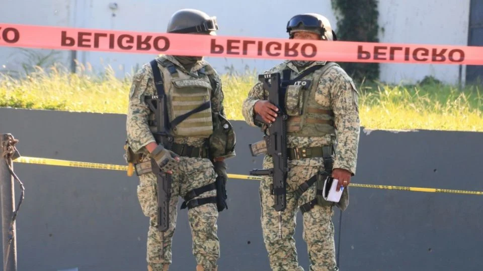 Comando irrumpe en oficinas cercanas al Tribunal de Justicia y mat4 a varias personas