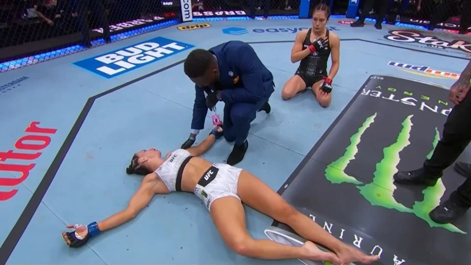 ¡Nocaut impactante! La mexicana Alexa Grasso deja inconsciente por más de un minuto a Maycee Barber en la UFC
