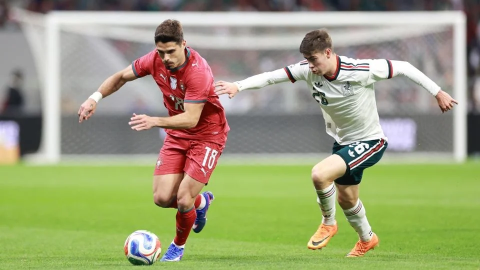 Con pasta de ídolo: ‘La Hormiga’ González desata ovación al ingresar al México vs Portugal y minutos después falla la más clara