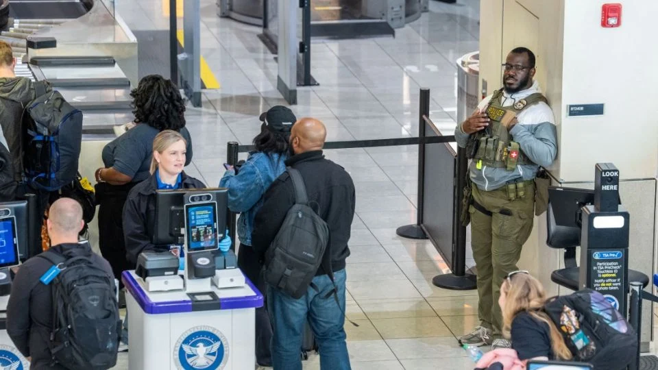 «Zar de la frontera» afirma que agentes del ICE permanecerán en aeropuertos hasta que sus operaciones vuelvan a la normalidad