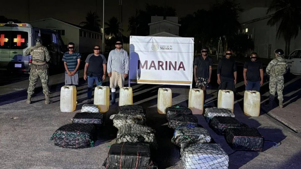 Marina asegura embarcación con 650 kilos de c*caína y detiene a seis sujetos en Michoacán tras información de EU