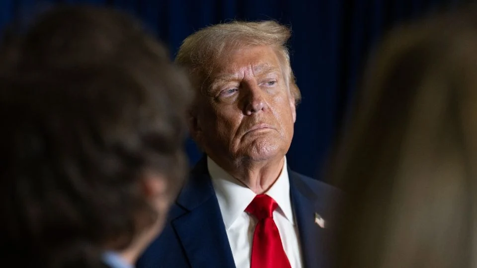 Trump arremete contra jueces previo a revisión del decreto que limita la ciudadanía por nacimiento