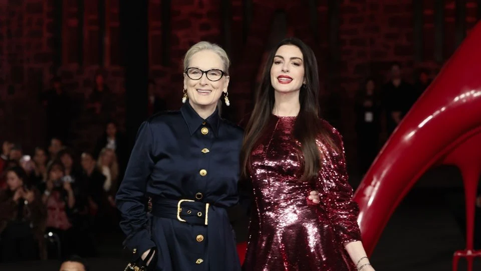 Meryl Streep y Anne Hathaway deslumbran en una pasarela nocturna en la CDMX al ritmo de «Vogue»