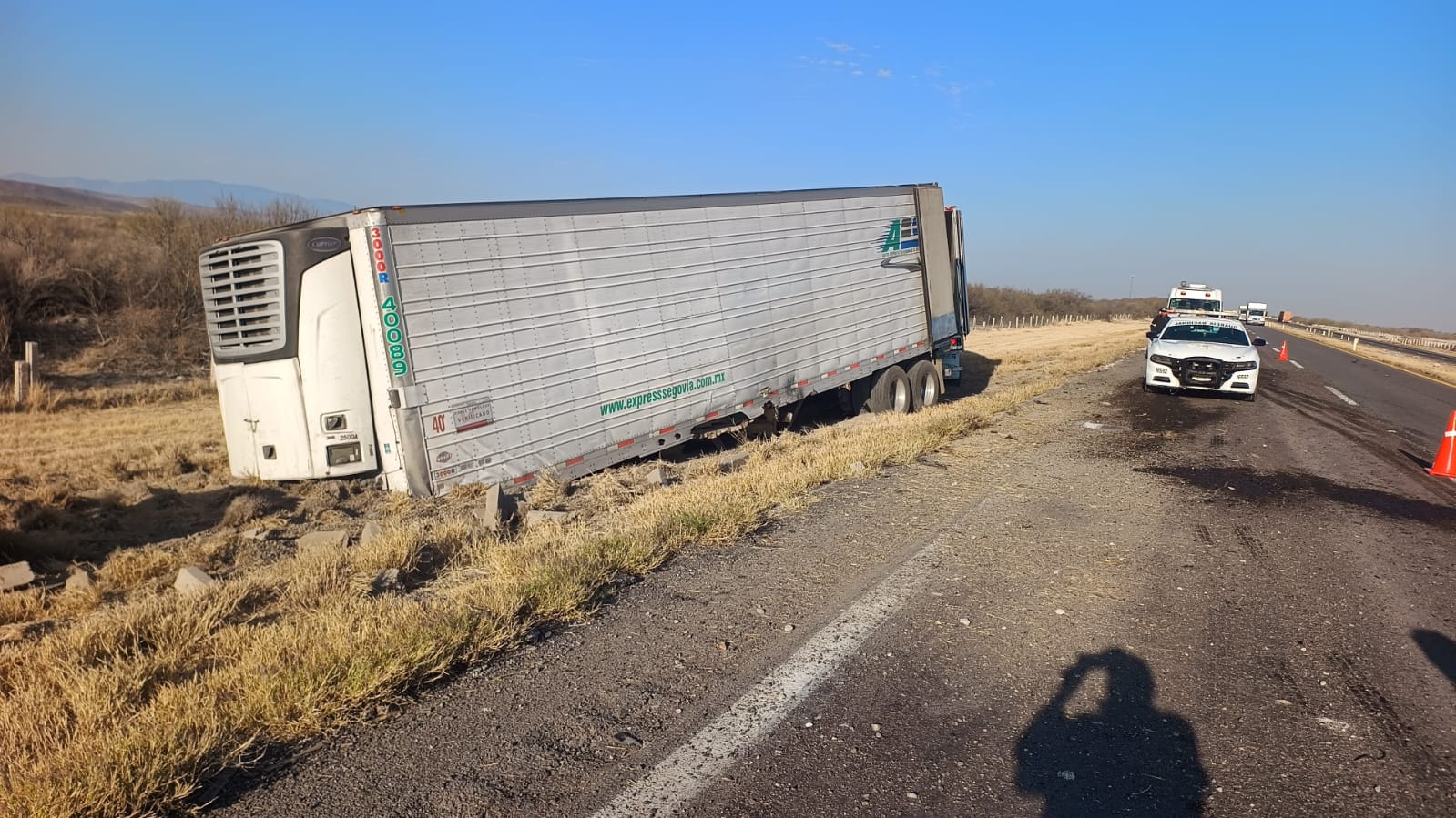 Tráiler provoca pánico en la carretera y su operador vive para contarlo