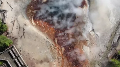 Inusual erupción del mayor géiser ácido sacude Yellowstone, en EU