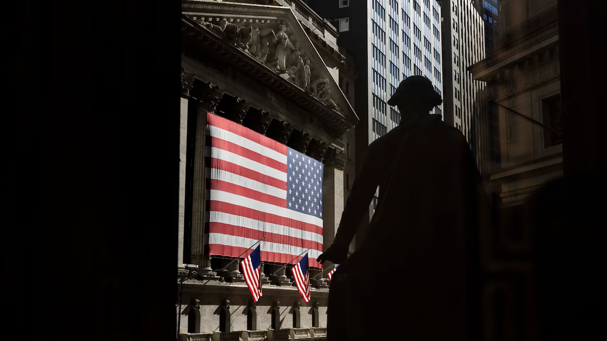 Wall Street abre con números rojos por preocupaciones por guerra de EU e Irán: Dow Jones cae 0.92%