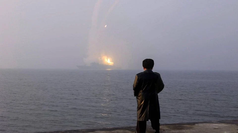 Corea del Norte realiza una prueba con misiles desde un nuevo destructor