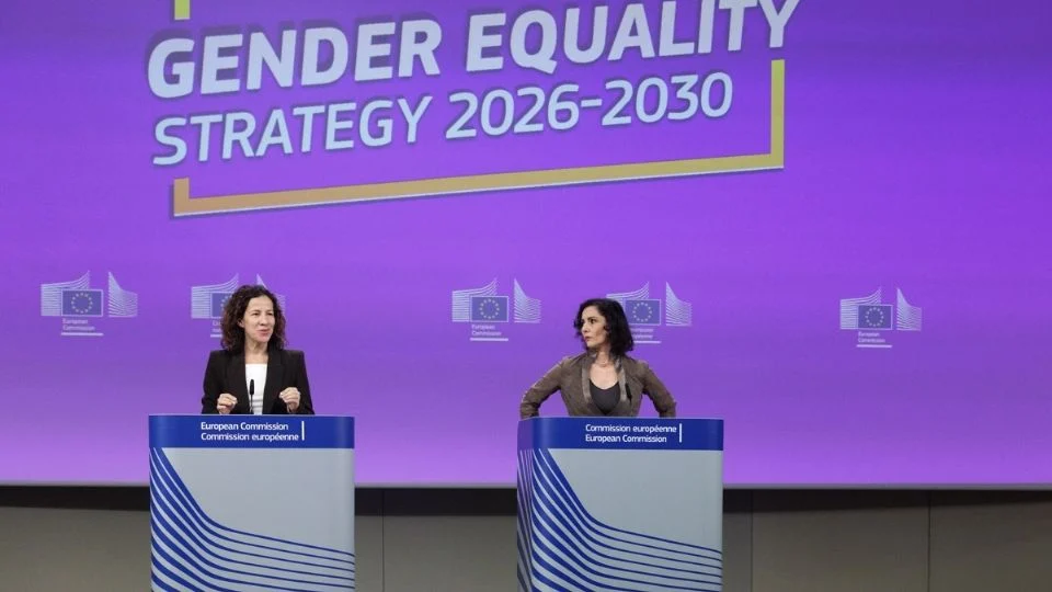 La Comisión Europea va contra las amenazas en línea a la integridad de las mujeres