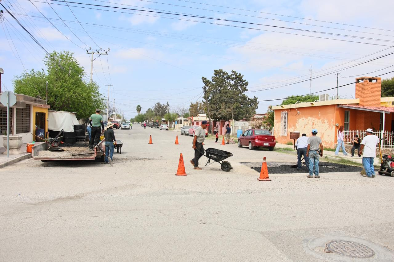 Continúa Chano Díaz jornada intensiva de bacheo y mejora de servicios en colonias de Sabinas