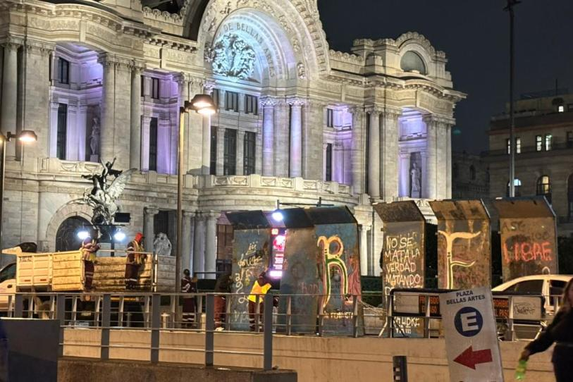 Previo a marcha del 8M, colocan vallas para proteger monumentos