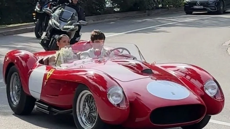 Charles Leclerc, piloto de Ferrari, se casa en Mónaco con su novia de ascendencia mexicana y pasean en un auto clásico con valor de 35 millones de dólares