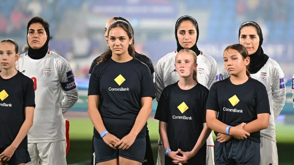 “Traidoras”: seleccionadas de Irán son criticadas en su país por no cantar el himno en la Copa de Asia; piden castigarlas con “severidad”