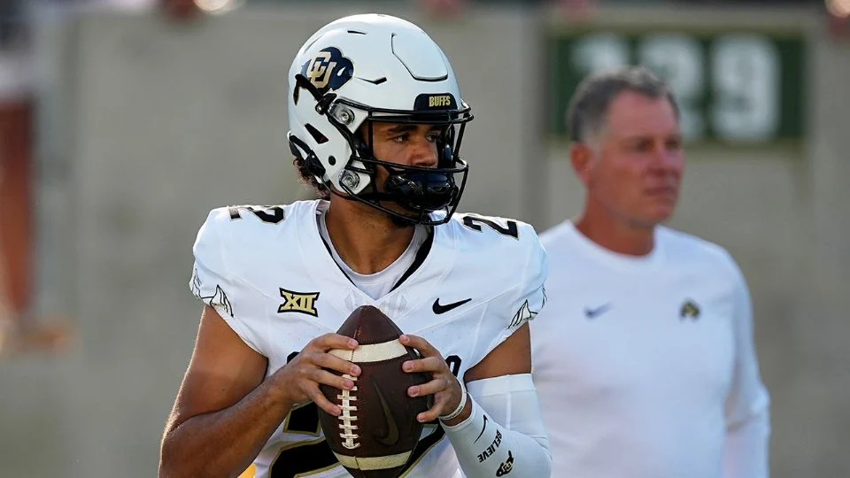 Fallece el quarterback de la Universidad de Colorado a los 23 años tras perder el control de su Tesla, presuntamente a exceso de velocidad