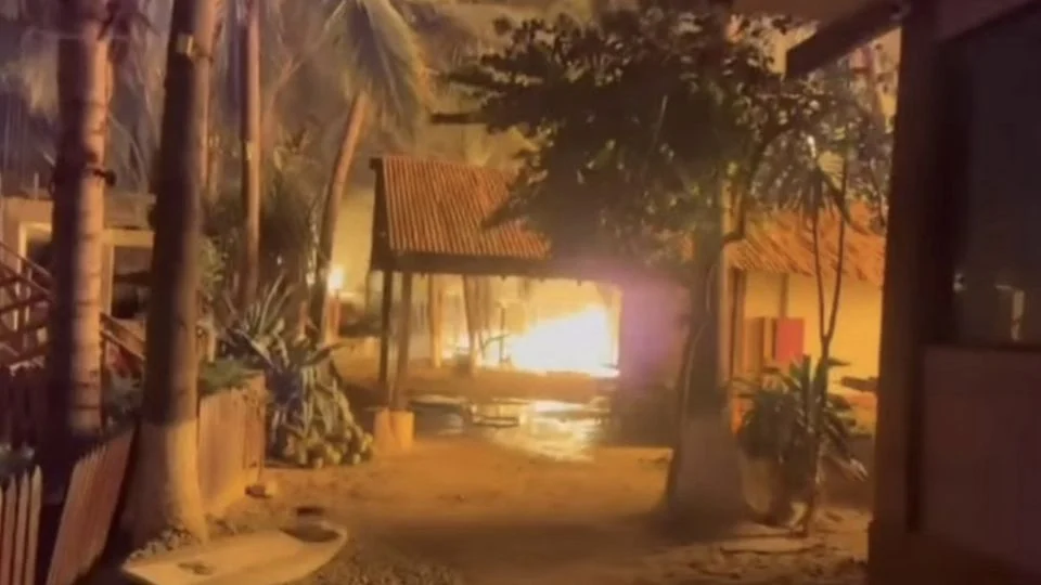Incendio arrasa Punta Zicatela, destino turístico de Oaxaca; más de 60 cabañas quedan destruidas