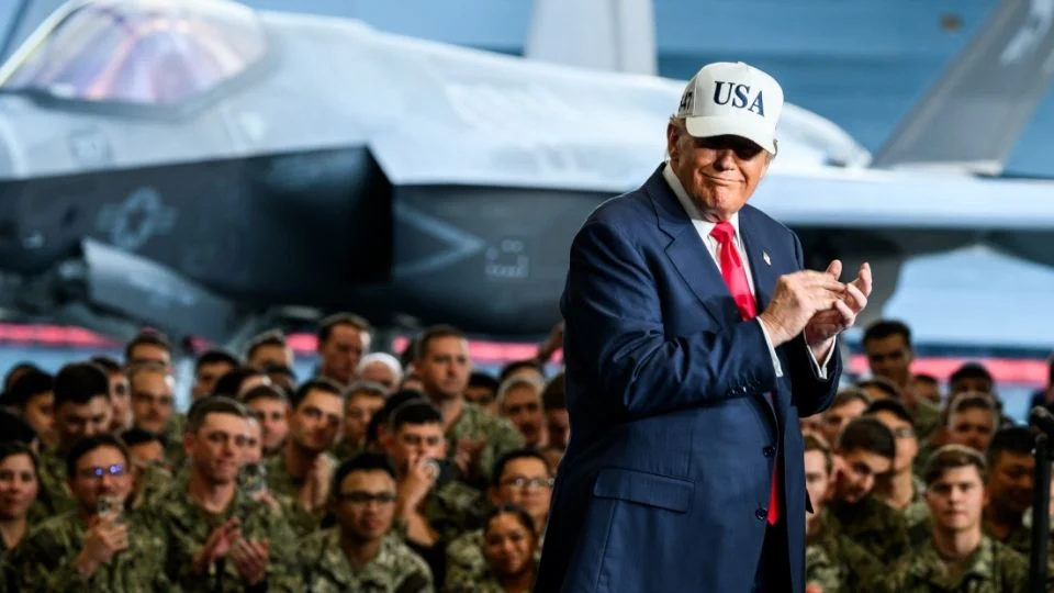 Trump presume que EU cuadruplicará la producción de armas de «clase exquisita» ante el conflicto con Irán