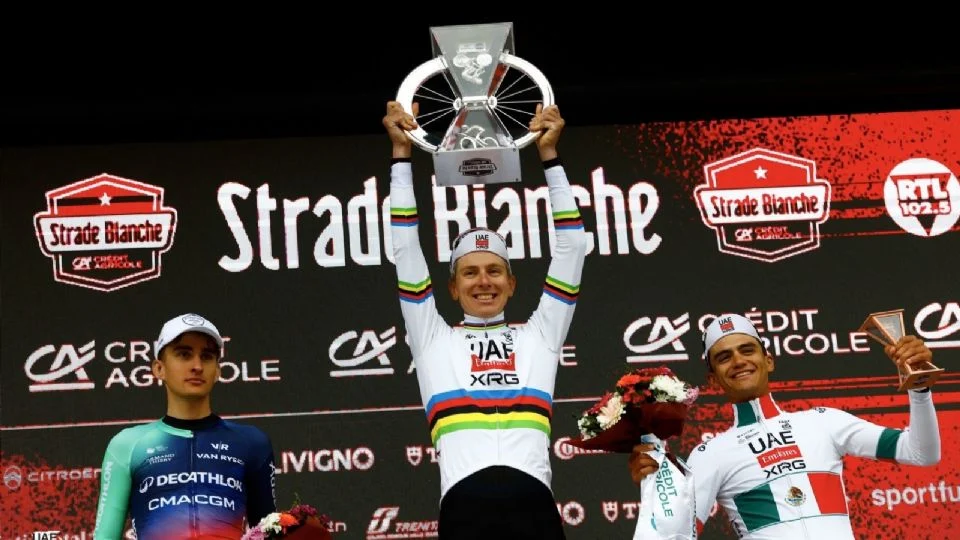 Isaac del Toro se convierte en el primer mexicano en subirse al podio en la Strade Bianche en Italia