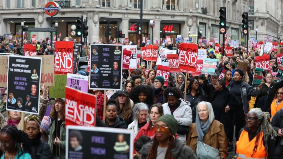 Mujeres marchan en Reino Unido contra la desigualdad y misoginia en el mundo