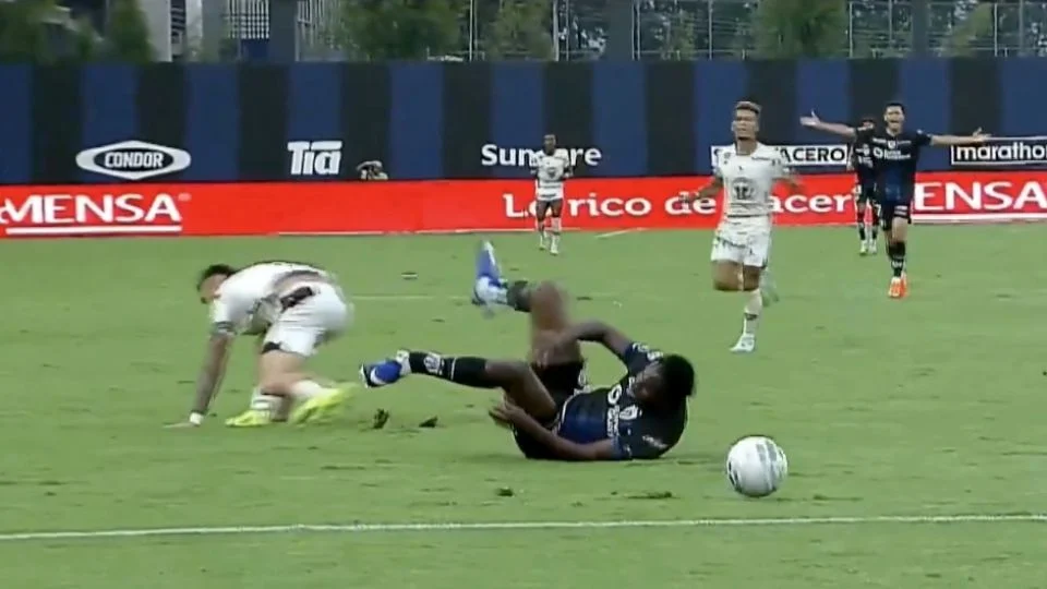 (VIDEO) Futbolista argentino realiza falta artera a un rival y lo fractura: las imágenes son escalofriantes