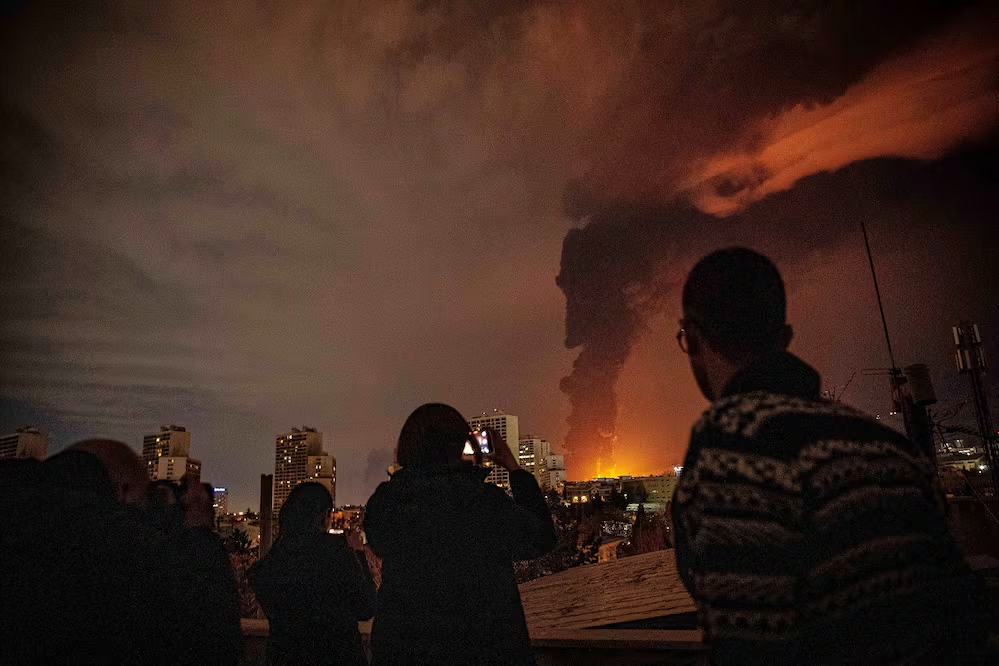 Nube tóxica se extiende en Irán tras ataques contra depósitos de petróleo; reportan 6 mu3rtos y 20 heridos