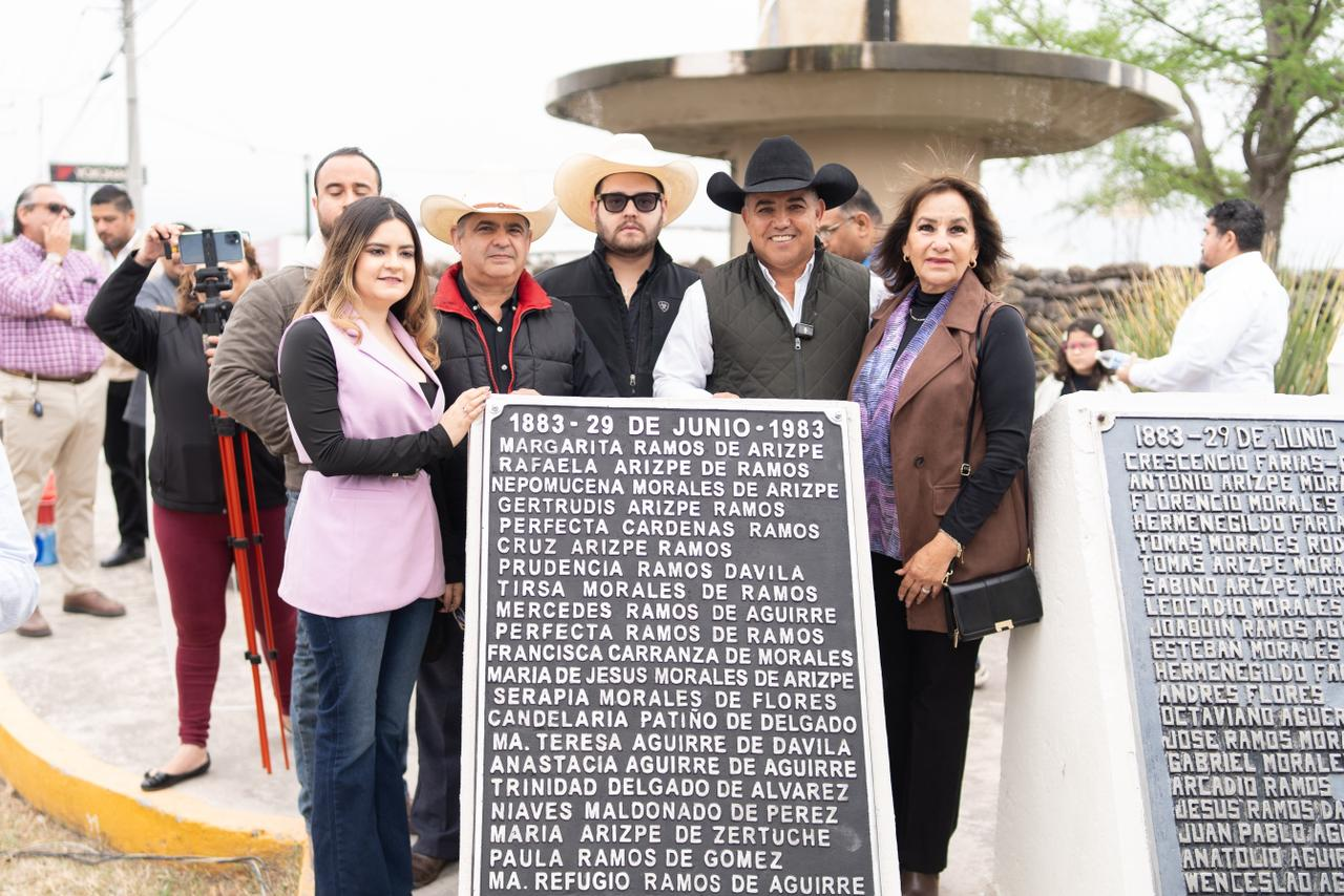 Encabeza Chano Díaz develación de placa en honor a esposas de los fundadores de Sabinas