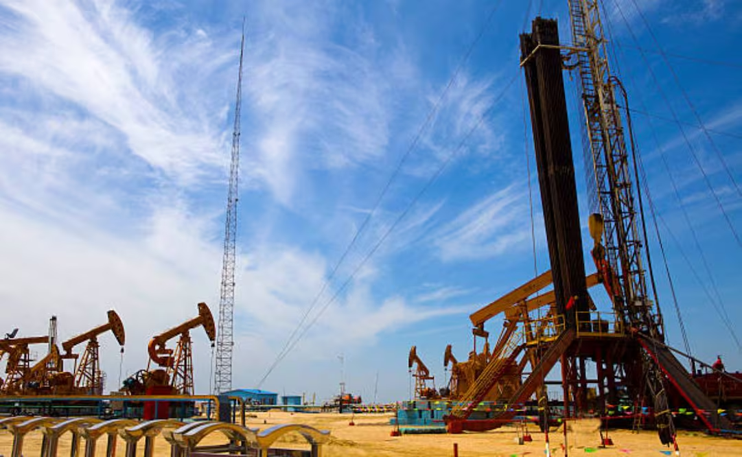 Qatar y Arabia Saudita suspenden producción de gas y cierran refinerías; ataques iraníes amenazan suministro de petróleo